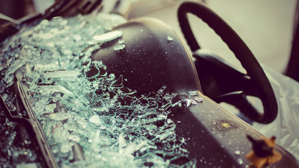 “Khóc hết nước mắt” với những viên đá “bay” trên đường