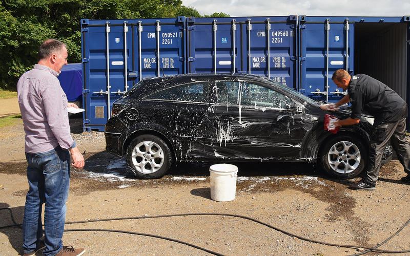 Thợ rửa xe chuyên nghiệp ở nước người ta là như thế này đây