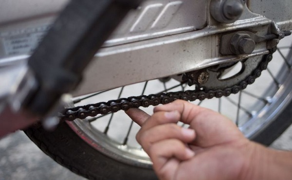 Sai lầm khi dùng nhớt đã qua sử dụng để bôi trơn sên xe máy