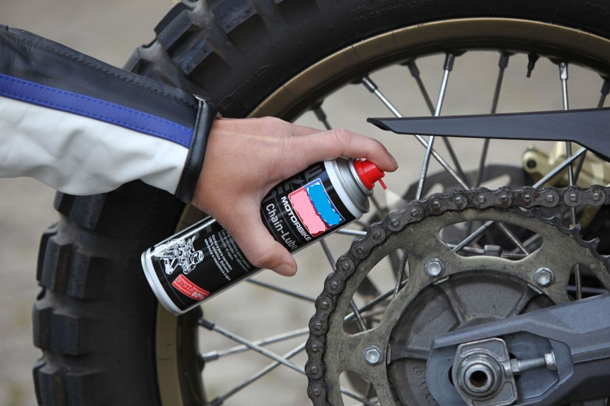 Sai lầm khi dùng nhớt đã qua sử dụng để bôi trơn sên xe máy