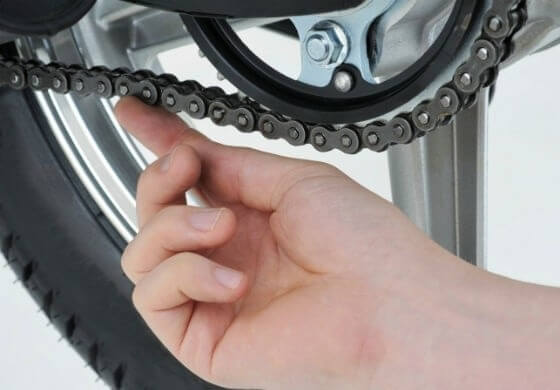 Sai lầm khi dùng nhớt đã qua sử dụng để bôi trơn sên xe máy