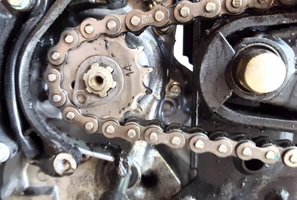 Sai lầm khi dùng nhớt đã qua sử dụng để bôi trơn sên xe máy