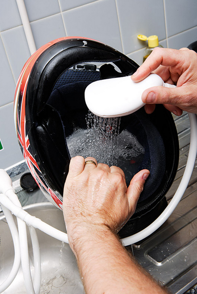 Thói quen “xấu” nhiều người mắc phải khiến mũ bảo hiểm nhanh hư