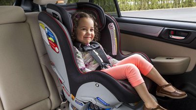 Trẻ từ 6 tháng đến 4 năm vẫn phải ngồi ở ghế sau.