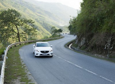 Lưu ý đến những đường kẻ màu trắng bên lề đường.