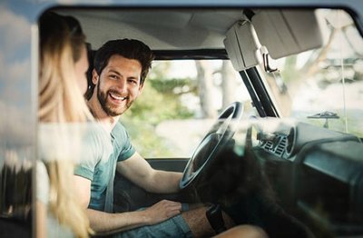 Quá say mê trò chuyện khi lái xe Quá say mê trò chuyện khi lái xe a7