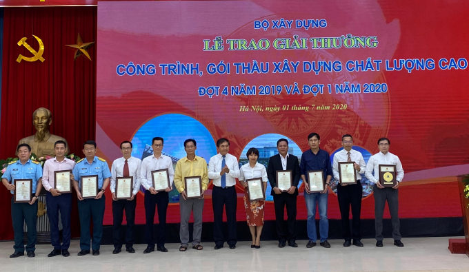 Ông Phạm Ngọc Sáu- GĐ SB Vân Đồn nhận Giải thưởng 