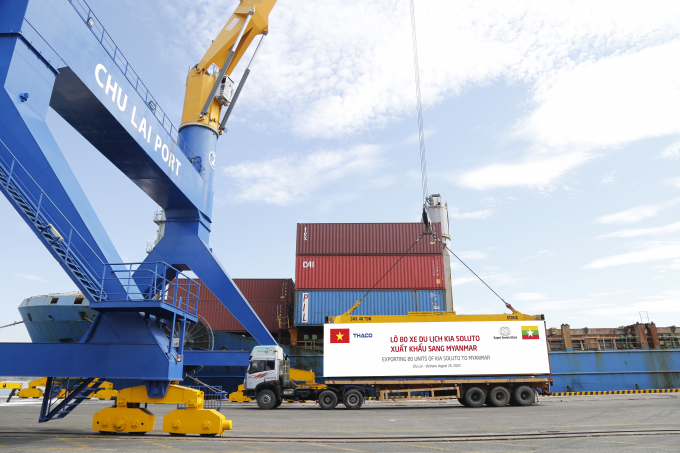2. Container xe Kia Soluto được đưa lên tàu chuẩn 