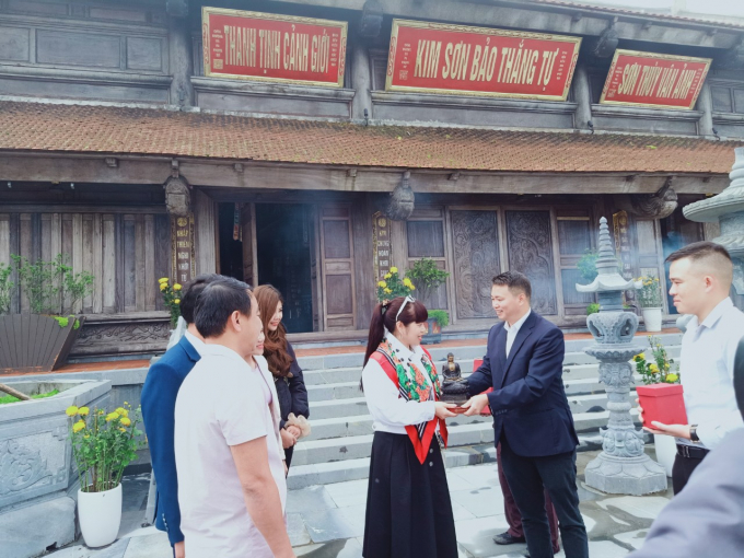 10 du khách đầu tiên tham gia lễ cầu an tại đỉnh F