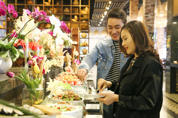 Du khách đi cáp treo lên Fansipan được thưởng thức