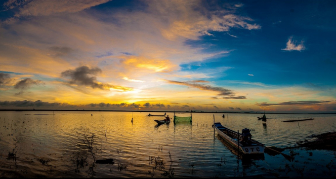 8 Bình minh hồ Dầu Tiếng- Tác giả Đinh Văn Quốc Th