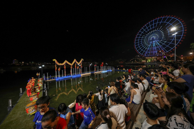 Khán giả xem trình diễn mai hoa thung ở sân khấu m