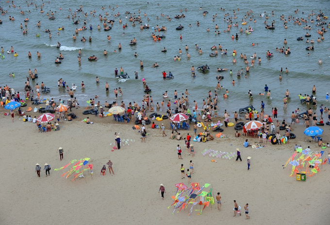 Du khách tắm biển Sầm Sơn mỗi dịp hè
