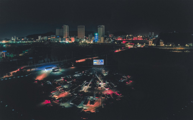 Hạ Long Drive in car park (3)