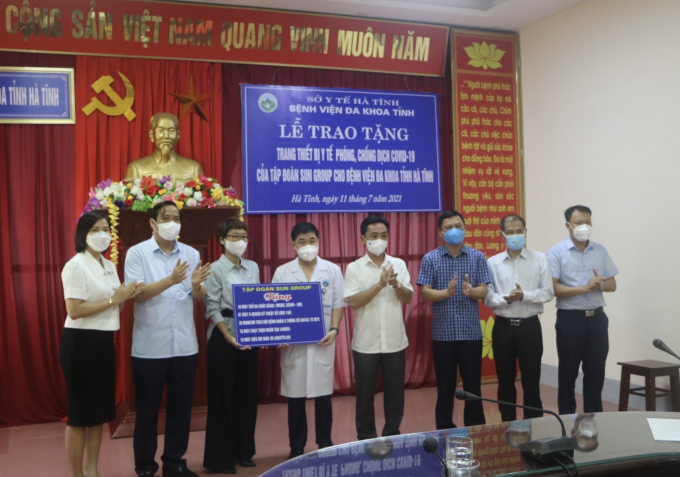Lễ trao tặng trang thiết bị y tế phòng chống dịch 