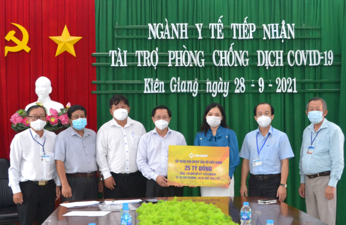 Đại diện Tập đoàn Sun Group (áo xanh) trao bảng tư