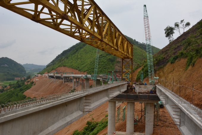 Cty 407 đang tiến hành lao dầm từ trụ P9 đ