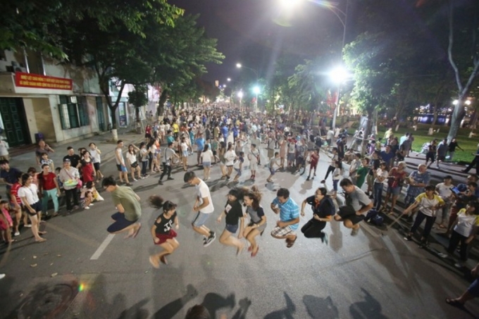 wanderlust-tips-pho-di-bo-ho-guom-tro-thanh-diem-d