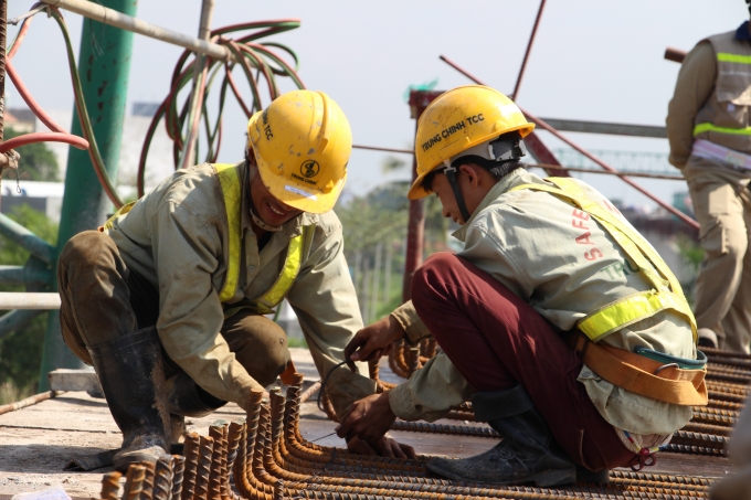 Hinh 2 - Công nhân đan làm việc trên công trường (