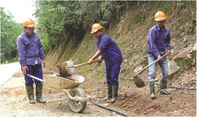 Công nhân Công ty Cổ phần Xây dựng và Quản lý đườn
