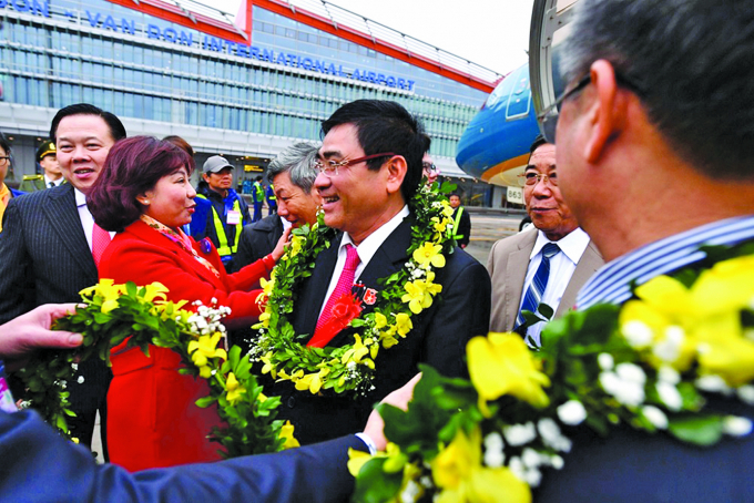 Hanh khach trong chuyen bay thuong mai dau tien ha