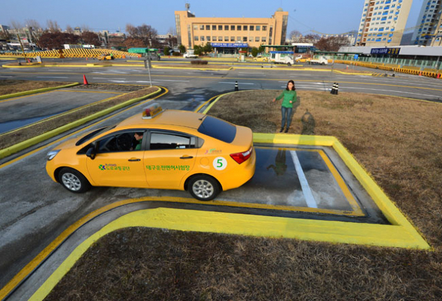 Mot tai xe dang thi thuc hanh lai xe sa hinh