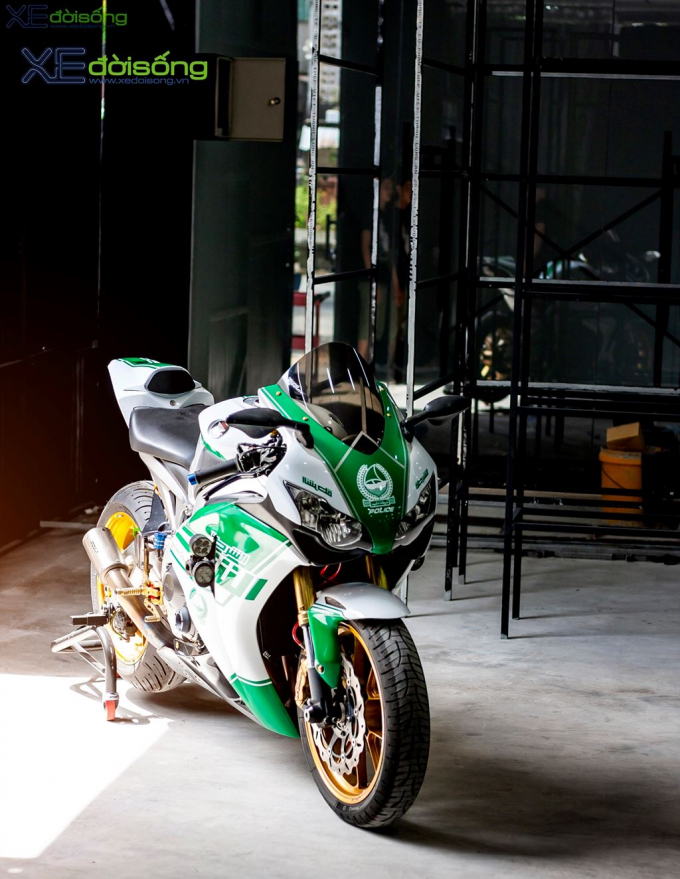 CBR 1000 dán tem cảnh sát Dubai