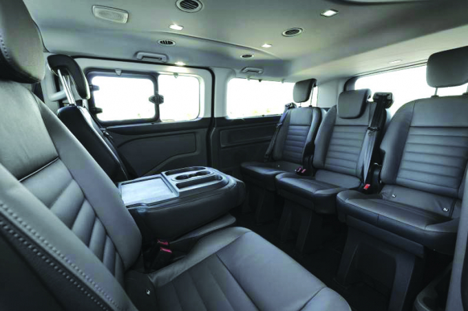 Hàng ghế thứ 2 của Tourneo 2019 có thể xoay ngược 