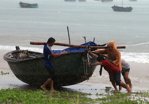 cam-bien-hoc-sinh-nghi-hoc-de-tranh-bao-3