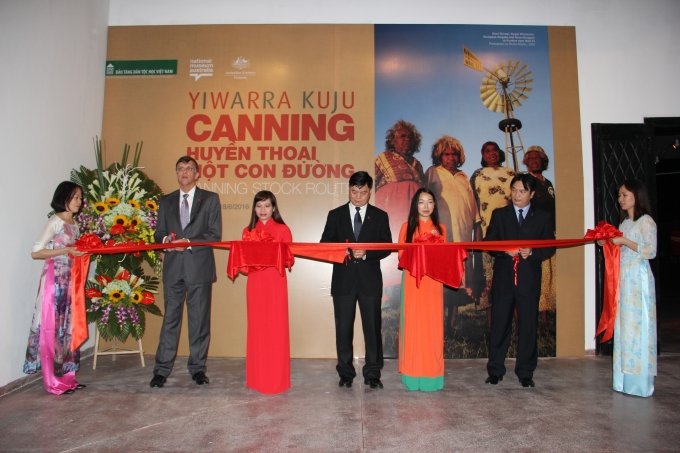 Cắt băng khai trương