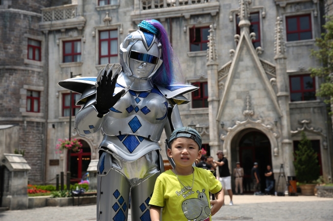 robot show Ba Na Hills