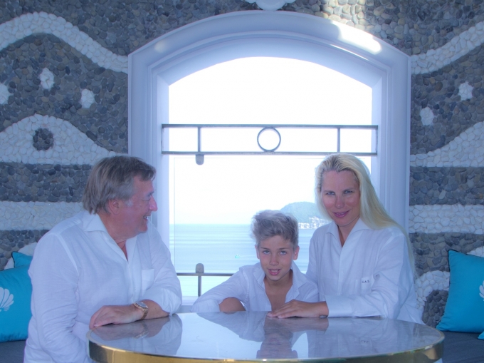 Tỷ phú Thụy Sỹ Christian A. Larpin cùng gia đình