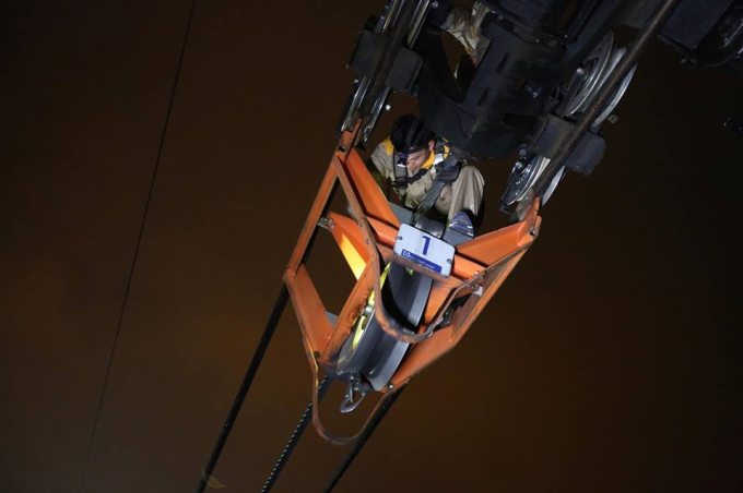 Nhân viên bảo trì cáp làm việc thâu đêm ở Sun Worl