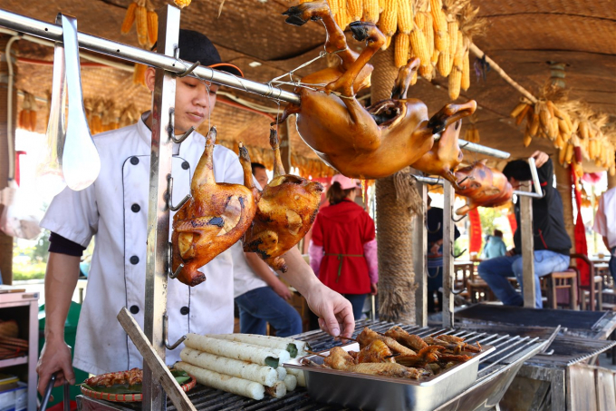 Những gian hàng mái lá che nắng che mưa, che cả nh