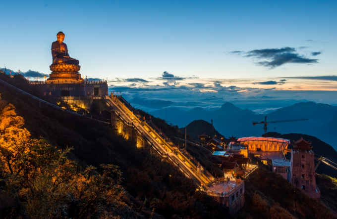 điện soi sáng nóc nhà đông dương