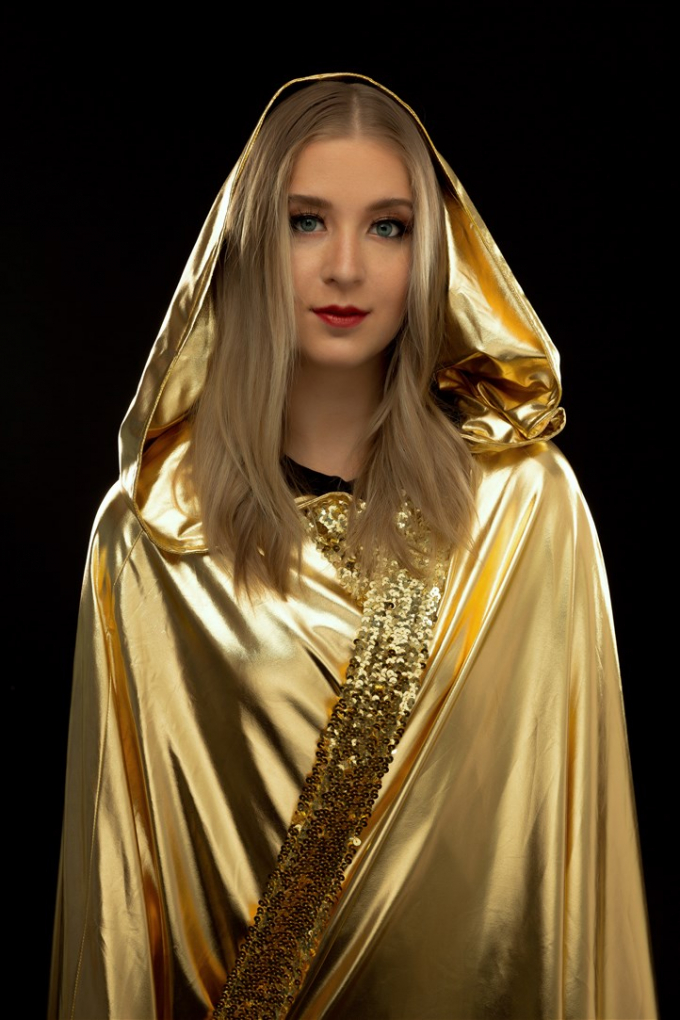 Trợ lý Brittany Davies (1)