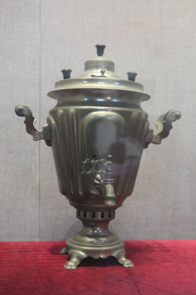 Ấm Xamôva. Chính phủ Liên Xô tặng Chủ Tịch Hồ Chí 