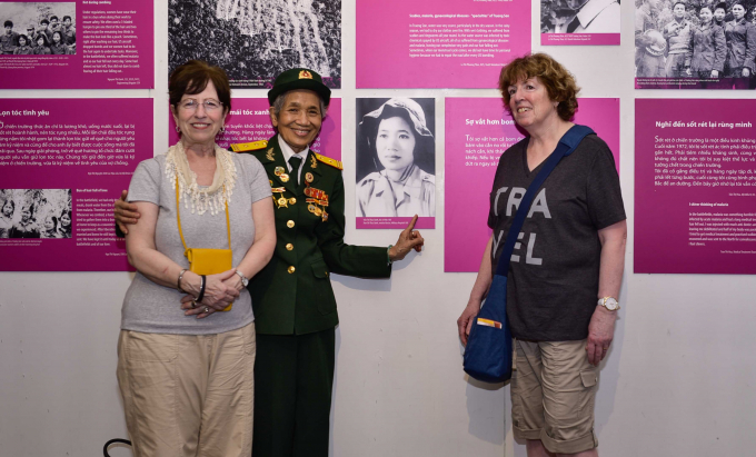 Bác sĩ Trường Sơn - Trung tá Trần Thục Oanh bên tấ