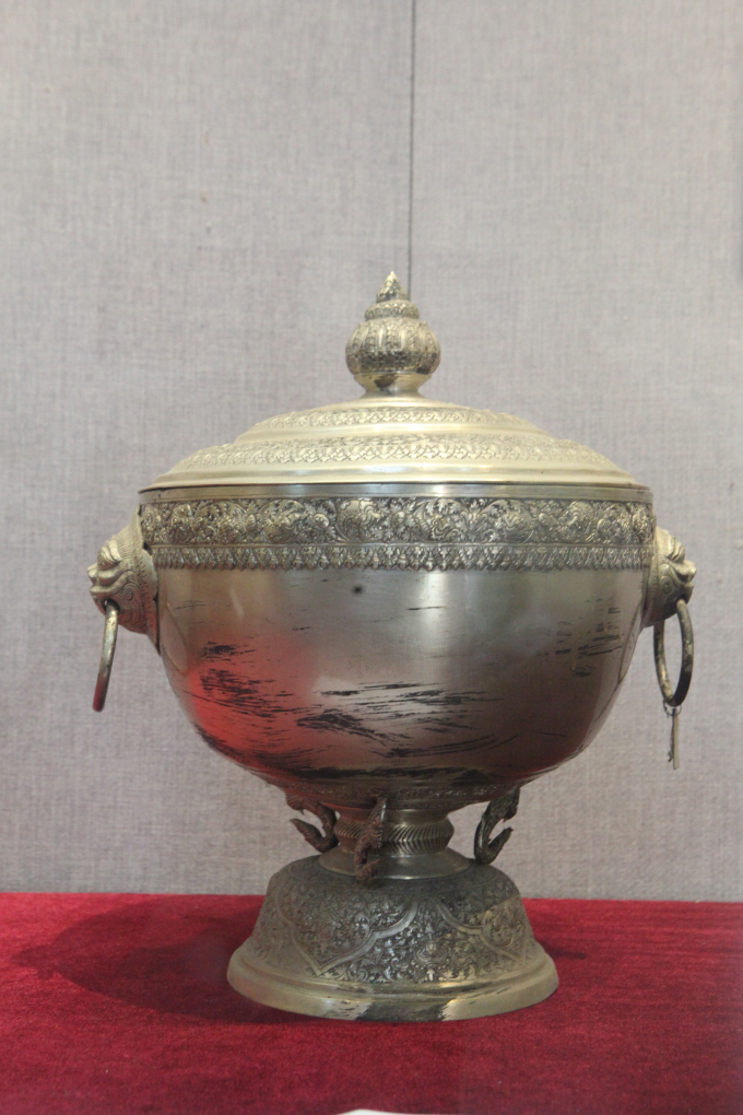 Đỉnh bạc. Việt kiều Campuchia tặng Chủ tịch Hồ Chí