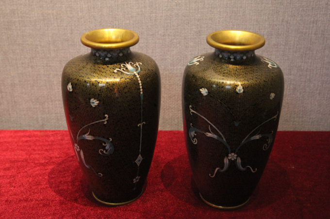 Lọ cắm hoa. Tặng phẩm của dân tộc thiểu số Trung Q