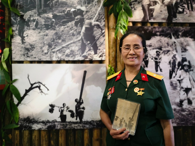 Người nữ chiến sĩ xăng dầu Trường Sơn bên tấm ảnh 