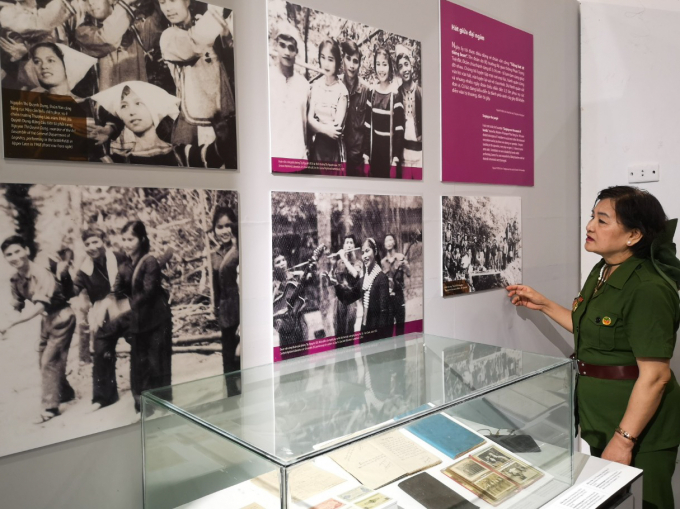 Nữ chiến sĩ Trường Sơn xúc động khi nhìn lại hình 