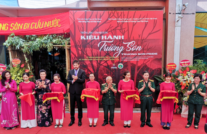 Thiếu tướng Võ Sở cùng các đại biểu cắt băng khai 