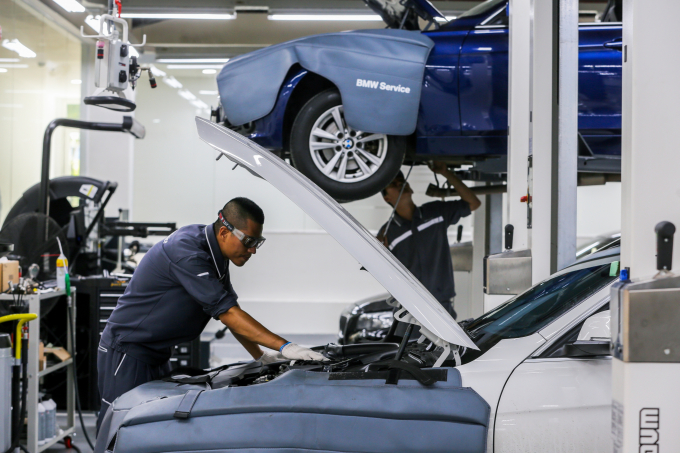 Kỹ thuật viên chăm sóc và bảo dưỡng xe BMW theo ti