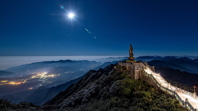 Tượng quan thế âm bồ tát trên đỉnh Fansipan