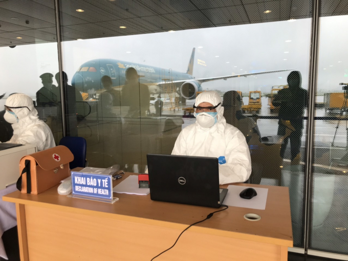 Ảnh 2 - Tất cả hành khách khi xuống máy bay phải t