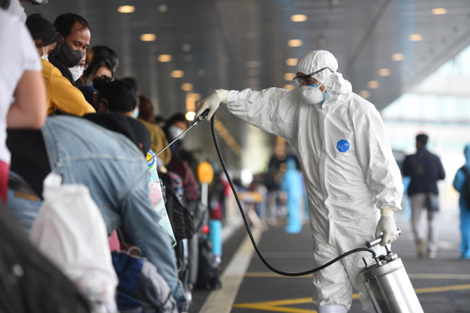 Cong tac phun xit khu trung luon _uoc san bay Van 