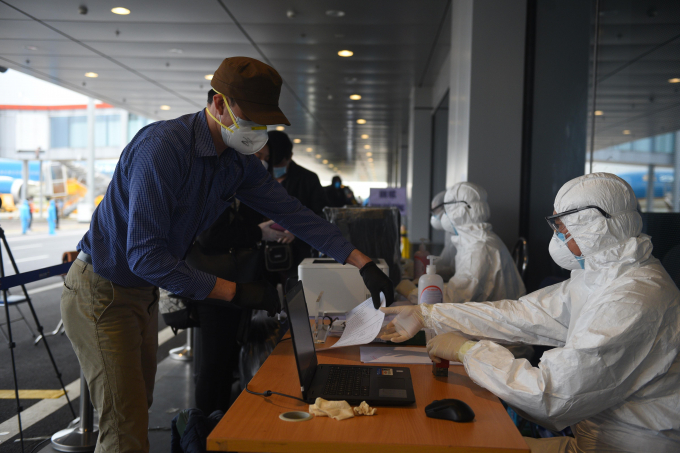 Hanh khach thuc hien khai bao y te va nhap canh ta