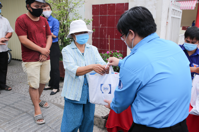 600 gói thực phẩm được trao 