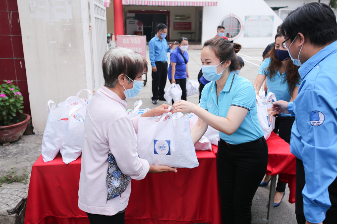 Bà Văn Thị Anh Thư, Phó Tổng giám đốc Nhân sự và Đ